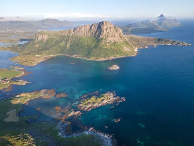 Offersøykammen and Skottinden (drone shot) Offersøykammen and Skottinden (drone shot)