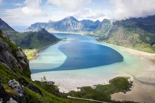 Le lagon turquoise de Flakstadpollen vu depuis le sommet du Kollfjellet, Lofoten, Norvège