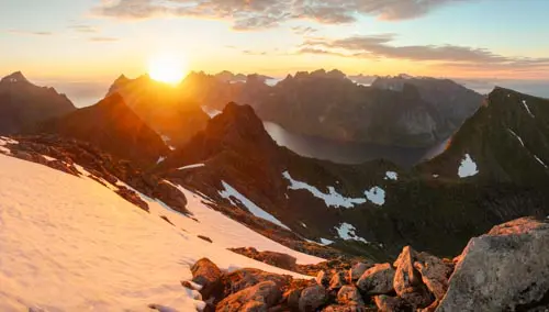 Soleil de minuit vu depuis le sommet du Munken, Lofoten, Norvège