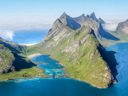 Vue depuis Helvete sur le Reinefjorden, la plage de Bunes et les cimes acérées des Lofoten, Norvège