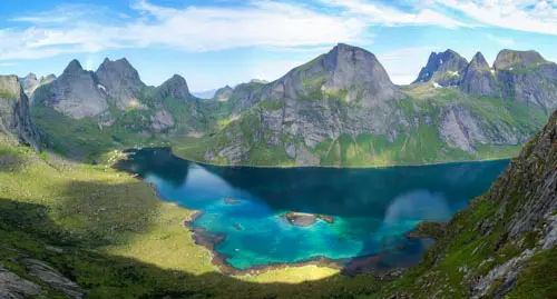 Vue sur le Kirkefjorden et les sommets acérés des Lofoten depuis le Brunakseltinden, Norvège