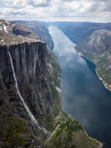 Vue plongeante sur le Lysefjord et sa haute cascade depuis le Kjeragbolten, Norvège