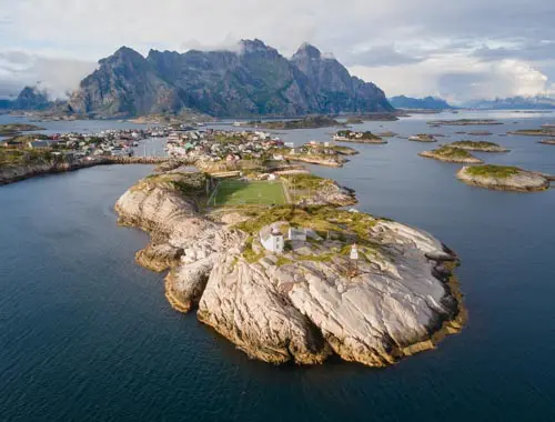 Vue aérienne du village de Henningsvær et son célèbre terrain de football, Lofoten, Norvège