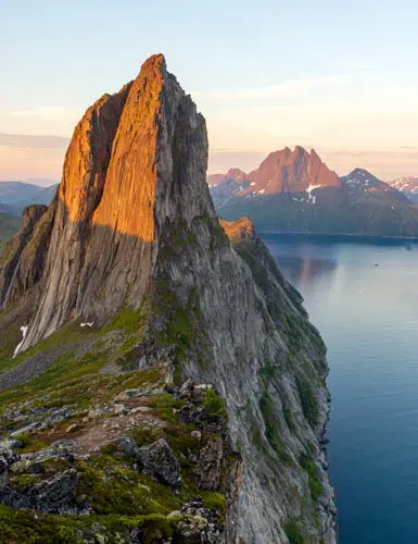 L'aiguille rocheuse de Segla vue depuis le sommet de Hesten au coucher du soleil, Senja, Norvège