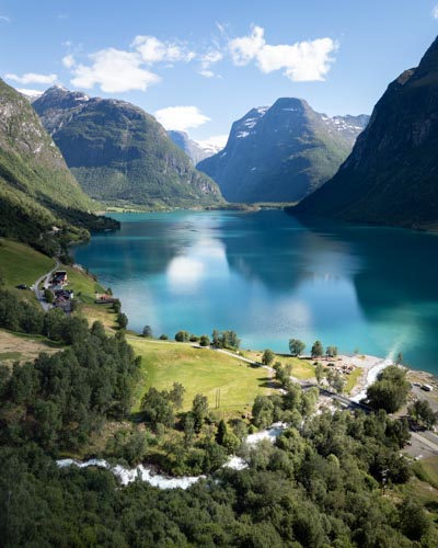 Vallée de Lodalen et lac Lovatnet aux eaux turquoise entouré de montagnes verdoyantes, Norvège