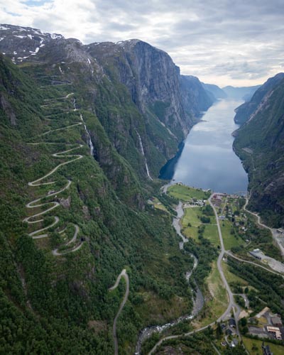 Les 27 lacets de la route Lysevegen descendant vers Lysebotn au fond du Lysefjord, près de Kjerag, Norvège