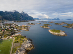 Ilôts de Henningsvær (vue drone) Ilôts de Henningsvær (vue drone)