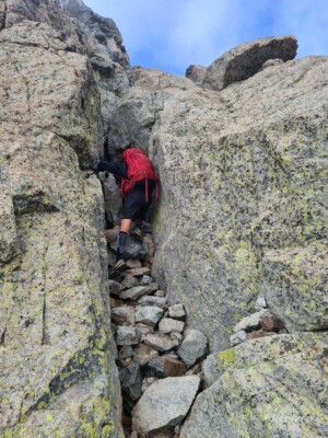 Quelques pas d'escalade à l'arrivée au sommet Quelques pas d'escalade à l'arrivée au sommet