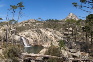 Une piscine naturelle aux abords du chemin Une piscine naturelle aux abords du chemin