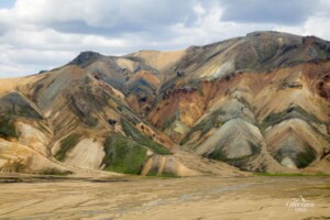 Des montagnes colorées tout au long de l'itinéraire Des montagnes colorées tout au long de l'itinéraire