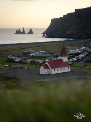 Église de Vik et Reynisdrangar Église de Vik et Reynisdrangar