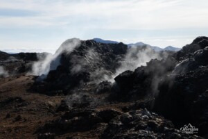 La fumée s'échappe encore du sol La fumée s'échappe encore du sol