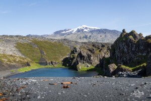 Plage de Djúpalónssandur devant le glacier de Snæfellsjökull Plage de Djúpalónssandur devant le glacier de Snæfellsjökull