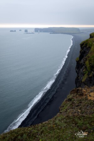 Plage de Reynisfjara et Dyrhólaey en arrière plan Plage de Reynisfjara et Dyrhólaey en arrière plan