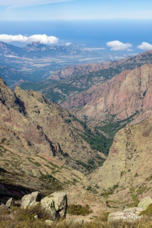Cirque de Bonifatu, Calvi au loin