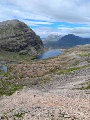 Descente très raide dans les éboulis Descente très raide dans les éboulis