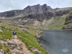 Loch Coire Mhic Fhearchair devant la muraille infranchissable de Coinneach Mhor Loch Coire Mhic Fhearchair devant la muraille infranchissable de Coinneach Mhor