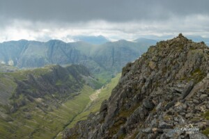 Stob Coire Sgreamhach sur la droite Stob Coire Sgreamhach sur la droite