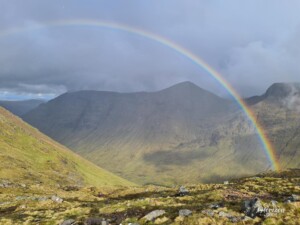 Arc-en-ciel reliant Buachaille Etive Beag et Buachaille Etive Mor Arc-en-ciel relaint Buachaille Etive Beag et Buachaille Etive Mor