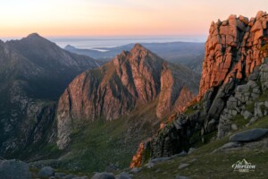Le sommet de Cir Mhor au lever de soleil Le sommet de Cir Mhor au lever de soleil