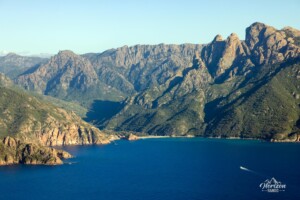 Tour génoise et plage de Porto au centre, Capu d'Orto à droite