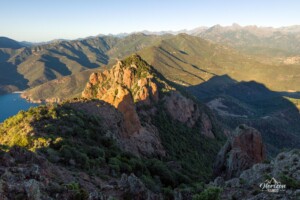 Punta Castellacciu, Paglia Orba (2525 m) en arrière plan sur la droite)