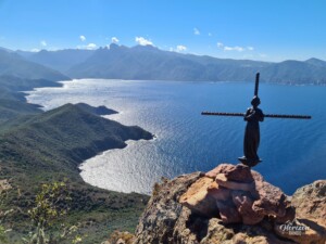 Croix sommitale de la Punta Castellacciu (587 m)