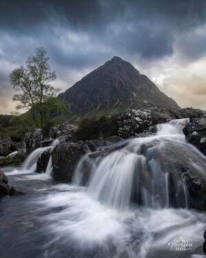 Cascades de la rivière Coupall et sommet de Buachaille Etive Mor Cascades de la rivière Coupall et sommet de Buachaille Etive Mor