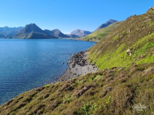 Retour vers Elgol sur un sentier côtier Retour vers Elgol sur un sentier côtier