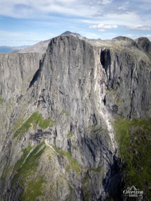 Les parois verticales de Goksoyra (vue drone) Les parois verticales de Goksoyra (vue drone)