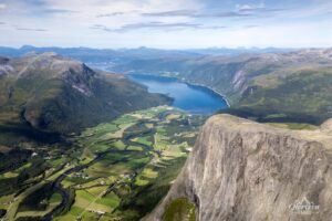 Goksoyra, Eresfjord et Eresfjorden (vue drone) Goksoyra, Eresfjord et Eresfjorden (vue drone)