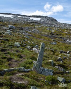 Pierres dressées et cairns aident pour la navigation Pierres dressées et cairns aident pour la navigation
