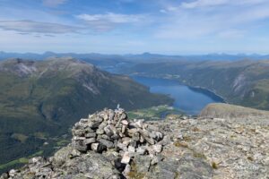 Cairn au sommet de Goksoyra Cairn au sommet de Goksoyra