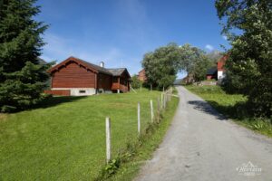 Wide trail for a gentle start to the hike Wide trail for a gentle start to the hike