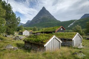 The Renndølsetra farm in front of the iconic pyramid-shaped peak of Innerdalstarnet The Renndølsetra farm in front of the iconic pyramid-shaped peak of Innerdalstarnet
