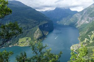 Le hameau de Homlong sur la gauche, Geirangerfjord et la route des Aigles Le hameau de Homlong sur la gauche, Geirangerfjord et la route des Aigles