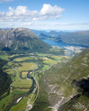La rivière Rauma serpentant dans la vallée de Romsdalen jusqu'à Åndalsnes et son fjord La rivière Rauma serpentant dans la vallée de Romsdalen jusqu'à Åndalsnes et son fjord