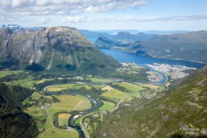 La rivière Rauma serpentant dans la vallée de Romsdalen jusqu'à Åndalsnes et son fjord La rivière Rauma serpentant dans la vallée de Romsdalen jusqu'à Åndalsnes et son fjord