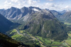 L'impressionnant mur des Trolls sur la gauche L'impressionnant mur des Trolls