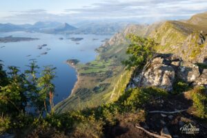 Vue de l'archipel depuis le sommet de Rørsethornet Vue de l'archipel depuis le sommet de Rørsethornet