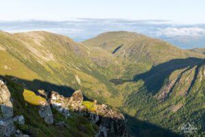Les montagnes environnantes et le lac de Morkevatnet Les montagnes environnantes et le lac de Morkevatnet
