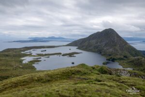 Le lac Alnesvatnet et le sommet de Storhornet sur la droite Le lac Alnesvatnet et le sommet de Storhornet sur la droite
