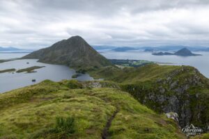 Le lac Alnesvatnet, Storhornet et Ålesund sur la droite Le lac Alnesvatnet, Storhornet et Ålesund sur la droite