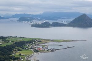 La ville d'Ålesund au loin La ville d'Ålesund au loin