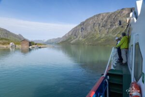Crossing Lake Gjende by boat Crossing Lake Gjende by boat