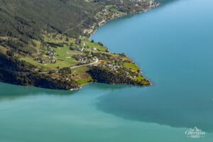 Mélange des eaux provenant du glacier de Jostedal, plus laiteuses, et du Lustrafjord Mélange des eaux provenant du glacier de Jostedal, plus laiteuses, et du Lustrafjord