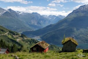 Raksætra, village de Loen et vallée de Lodalen Raksætra, village de Loen et vallée de Lodalen