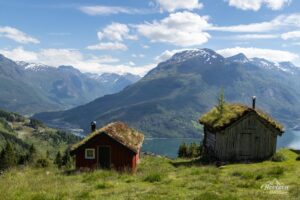 Raksætra, village de Loen et vallée de Lodalen Raksætra, village de Loen et vallée de Lodalen