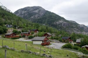 Lysefjorden Hyttegrend et Sokkanuten en arrière plan Lysefjorden Hyttegrend et Sokkanuten en arrière plan