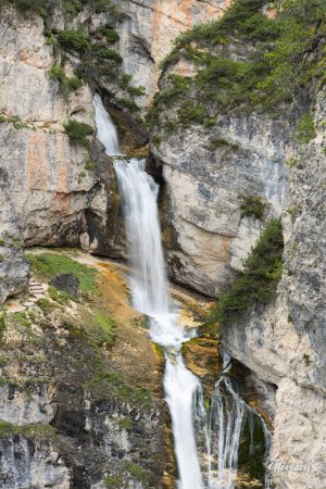Passage de via ferrata derrière la Chute de Fanes Passage de via ferrata derrière la Chute de Fanes
